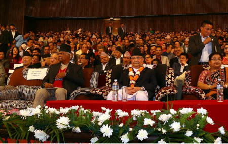 नेपाल प्रज्ञा प्रतिष्ठान काठमाडौँमा आइतबार आयोजित प्रज्ञा– सिस्नोपानी देउसी कार्यक्रममा प्रधानमन्त्री केपी शर्मा ओली, पूर्व उपराष्ट्रपति परमानन्द झालगायत सहभागी । तस्बिरः प्रदीपराज वन्त