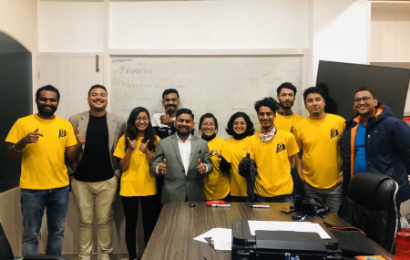 लकडाउनकै बीच घर-घरमा खाद्यान्न तथा तरकारी डेलिभरी सुरू गरेको 'ग्यापु अनलाइन मार्केट' का सदस्यहरू। तस्बिर स्रोत: ग्यापु अनलाइन मार्केट