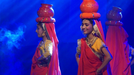 झिझिया नृत्य गर्दै नृत्यांगना। तस्बिर स्रोत: धीरेन्द्र प्रेमर्षि