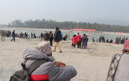 नारायणीमा मोटरबोट चलेको हेर्दै दाङ, लमहीका ७२ वर्षीय आमबहादुर गिरी। तस्बिर: राजेश घिमिरे/सेतोपाटी