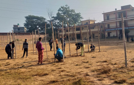 तुलसीपुरमा मतदान केन्द्र निर्माणमा खटिएका कर्मचारी तथा सुरक्षाकर्मी। तस्बिर: नारायण खड्का/सेतोपाटी
