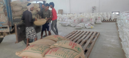 डुडुवामा किसानलाई अनुदानमा धानको बीउ वितरण