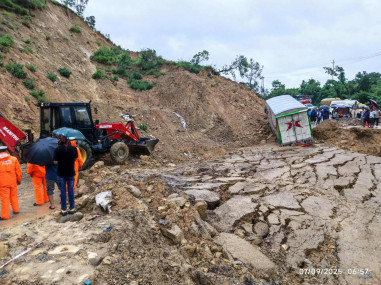 दाउन्नेमा पहिरो झरेपछि पूर्वपश्चिम राजमार्ग बन्यो अवरूद्ध
