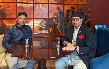 कर्मा लाप्के लामासँग काठमाडौंमा गोरखा क्षेत्र नम्बर १ का सांसद राजेन्द्र बजगाई।