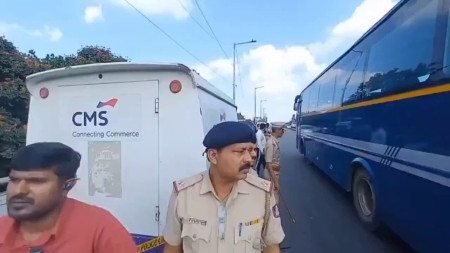 कर अधिकृतको भेषमा बैंकको गाडीबाट लुटियो ७ करोड