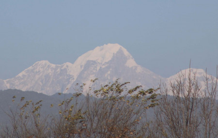 काठमाडौंको टुँडिखेलबाट देखिएको जुगल हिमालको दृश्य । उक्त हिमालमा हिउँ नपरेका कारण खाली तथा नाङ्गो डाँडा जस्तै देखिएको छ । तस्बिरः विमलबहादुर विष्ट/रासस