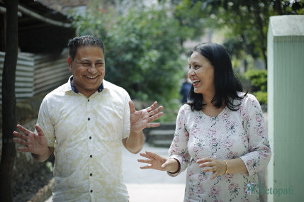 डा. सुवास प्याकुरेल आफ्नी पत्नी पवित्रासँग। सबै तस्बिर: नवीनबाबु गुरूङ/सेतोपाटी