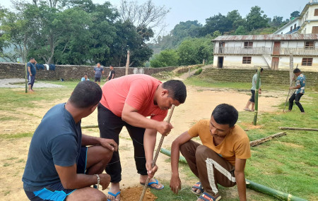 शुक्रबार हुने स्थानीय तह निर्वाचनका लागि तनहुँको घिरिङ गाउँपालिका–३ स्थित चन्द्रज्योति माध्यमिक विद्यालयमा मतदान केन्द्र निर्माण गरिँदै । तस्वीरः कृष्ण न्यौपाने/रासस