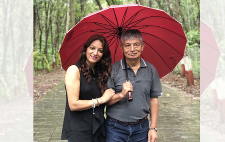आफ्ना बुबा मदनकृष्ण श्रेष्ठका साथमा सराना श्रेष्ठ। तस्बिर स्रौजन्य: सराना