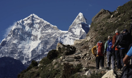 २२ दिनको खुम्बु पदयात्रामा बनेको फिल्म, भन्छ– तल हेर्नुस् माथि होइन!