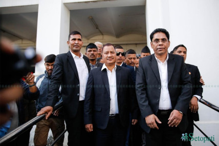 सनाखतका लागि निर्वाचन आयोग पुगे विप्लव (तस्बिरहरू)