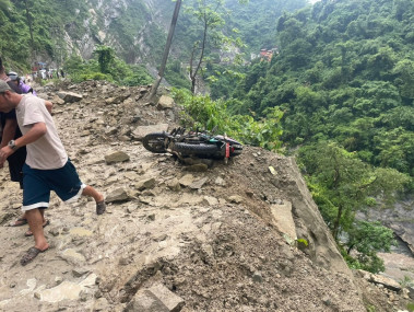 सिद्धबाबामा खसेको पहिरोमा पुरिएर एक जनाको मृत्यु