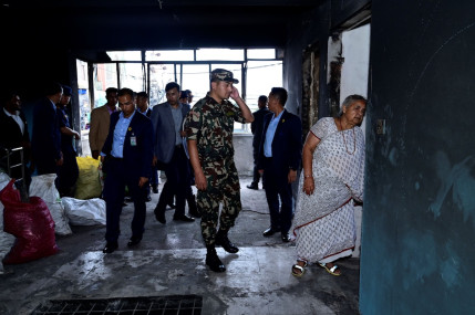 प्रहरी वृत्त निरीक्षण गर्दै प्रधानमन्त्री सुशीला कार्की। तस्बिर सौजन्यः नेपाल प्रहरी