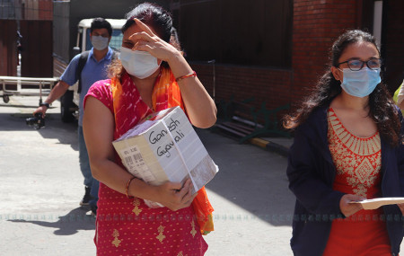 बुटवलकी राधा ज्ञवाली आफ्ना श्रीमानको अस्तु च्यापेर विमानस्थलको अन्तर्राष्ट्रिय टर्मिनल अगाडि आँसु पुछ्दै। तस्बिर: निर्मला घिमिरे