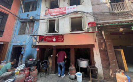 तीन पुस्तालाई मःम खुवाइसकेको राम दाइको लोकल पसल