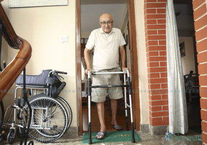जीवनभर सरकारी सेवामा इमान देखाएका शारदाप्रसाद त्रिताल सिक्दै छन् चतुर्‍याइँ