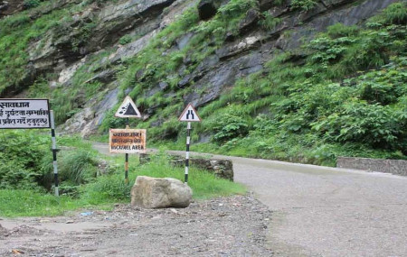 सिद्धबाबानजिकै पहिरो झरेपछि अवरूद्ध भयो बुटवल–पाल्पा सडक