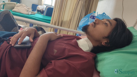 जेन–जी आन्दोलनमा घाइते सुदीप सुनार। तस्बिर: सरिशा अछामी/सेतोपाटी