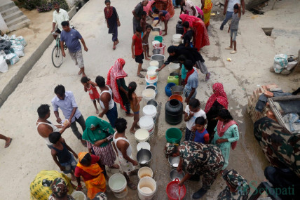 पर्सामा ट्यांकरमार्फत् नेपाली सेनाले धमाधम बाँडिरहेछ पानी