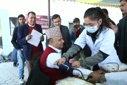 एमाले कार्यालयमा कार्यकर्ताको रक्तदान (तस्बिरहरू)