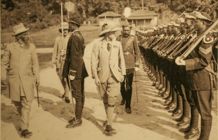 सन् १९२१ मा ठोरी जंगलमा शिकार खेल्न आएका ब्रिटिस राजकुमार एडवार्डको सम्मानमा सलामी दिइँदै। साथमा प्रधानमन्त्री चन्द्रशमशेर राणा (सबभन्दा बायाँ)। तस्बिर स्रोत: मदन पुरस्कार पुस्तकालय