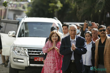 कांग्रेस केन्द्रीय समिति बैठकमा भाग लिन पार्टी कार्यालय आउँदै देउवा दम्पती। तस्बिर: नवीनबाबु गुरूङ/सेतोपाटी