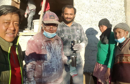 याङ्ग्रिमा इको लज निर्माण क्रममा सञ्चालक गोपाल लामा र निर्माणकर्मीसँग धिरज शाह (बीचमा)। तस्बिरः शाह हेम्प इन्नो भेन्चर्स
