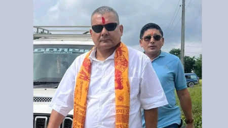 दुर्गा प्रसाईं र उनका अंगरक्षक दिपक खडका। तस्बिर: सामाजिक सञ्जाल।
