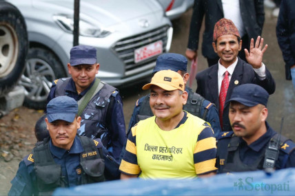 बैंकहरूमा दुर्गा प्रसाईंको चन्दा आतंक