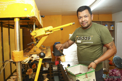 चियासँगै खान मिल्ने कप बनाउँदै सबिर जोशी। तस्बिर: नवीनबाबु गुरूङ/सेतोपाटी