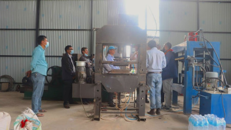 फोहोरबाट बनाउँदैछन् नयाँ टायल र इँटा, एक महिनामै बिक्यो १५ लाखको