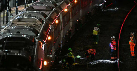 चलिरहेको रेलभित्र दुई पुरूषले अरू यात्रुमाथि अन्धाधुन्ध चक्कु हान्न थालेपछि...