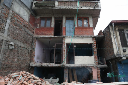 जडिबुटी-पेप्सीकोला सडक छेउका अनधिकृत संरचना हटाउन थाले स्थानीय आफैले (तस्बिरहरू)
