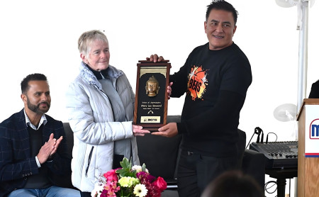 अमेरिकामा बेन्स मार्केटको १७ औं शाखा उद्घाटन क्रममा ब्लेन सिटी काउन्सिलका मेयरलाई मायाको चिनो दिँदै बेन जोशी।