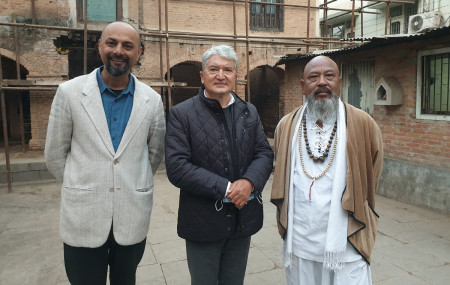 बालकृष्ण समको जन्मघरमा केयू उपकुलपति र लेखक नगरकोटीका साथमा लोचन रिजाल