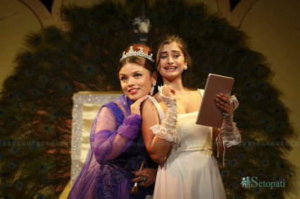 तस्बिरमा हेर्नुस् नाटक 'महारानीको जात्रा'