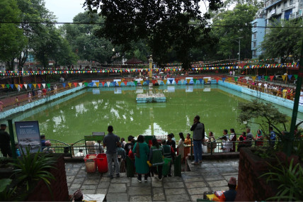 नागको पूजाआजा गर्न भक्तजनहरूको घुइँचो (तस्बिरहरू)