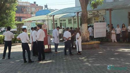 पाटन हस्पिटलमा ओपिडी बन्द गरेर डाक्टरहरू आन्दोलनमा। तस्बिरः सेतोपाटी।