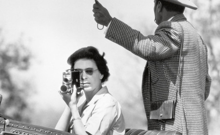 रानी एलिजाबेथ द्वितीय नेपालमा बाघ सिकार कार्यक्रममा सहभागी भएका बेला फोटो खिच्दै। तस्बिरः डेली स्केच/ रेक्स/ रेक्स यूएसए