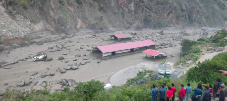 रसुवामा बाढीले पुर्‍याएको क्षति (तस्बिरहरू)