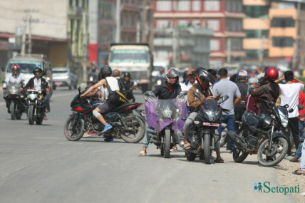 सार्वजनिक यातायात बन्द हुँदा राइड सेयरिङमा चाप (तस्बिरहरू)