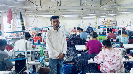 उपचार गर्न छाडेर लुगा बनाइरहेका डाक्टर