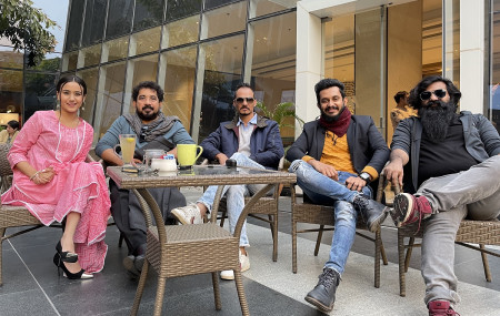 'थिरिमाली' भारतीय र नेपाली निर्माण टोलीसँग स्वस्तिमा खड्का/तस्बिर सौजन्य : सरोज न्यौपाने
