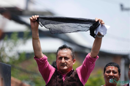 आइतबार प्रदर्शनमा सहभागी नेपाल राष्ट्रिय यातायात व्यवसायी महासंघका वरिष्ठ उपाध्यक्ष सरोज सिटौला। तस्बिर: नवीनबाबु गुरूङ/सेतोपाटी।