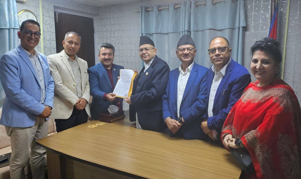 आफ्ना माग पूरा गराउन आइतबार सभामुखलाई भेटेर लविङ गर्दै निजी विद्यालय सञ्चालकहरू। तस्बिर स्रोत: डिके ढुंगानाको फेसबुकबाट।