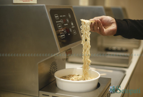 ललितपुरको झम्सिखेलमा खुलेको 'इन्स्ट्यान्ट क्लब' मा नूडल्स पकाउँदै। तस्बिरः नवीनबाबु गुरूङ/सेतोपाटी