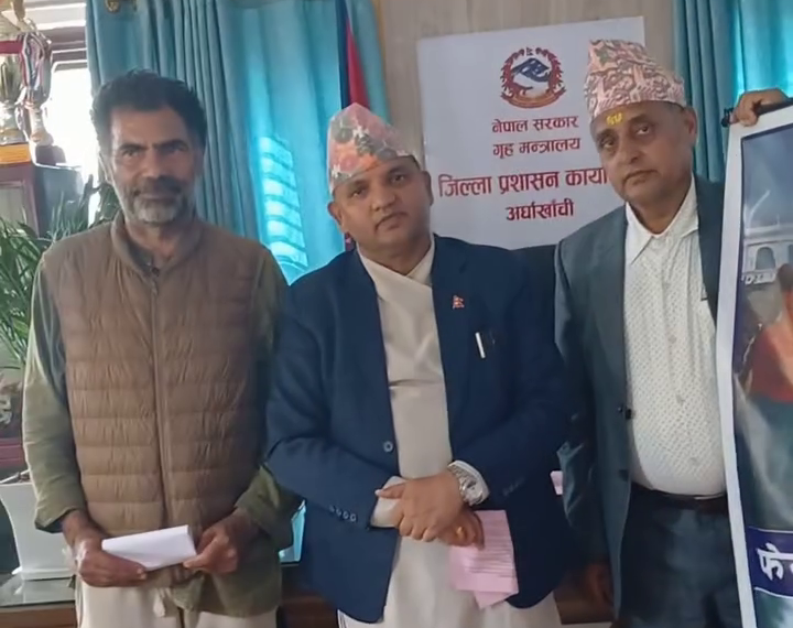 जिल्ला प्रशान कार्यालयमा भौचर हस्तान्तरण गर्दै अर्घाखाँचीको शितगंगाका किसान तुलसीराम अधिकारी (सबभन्दा बायाँ)