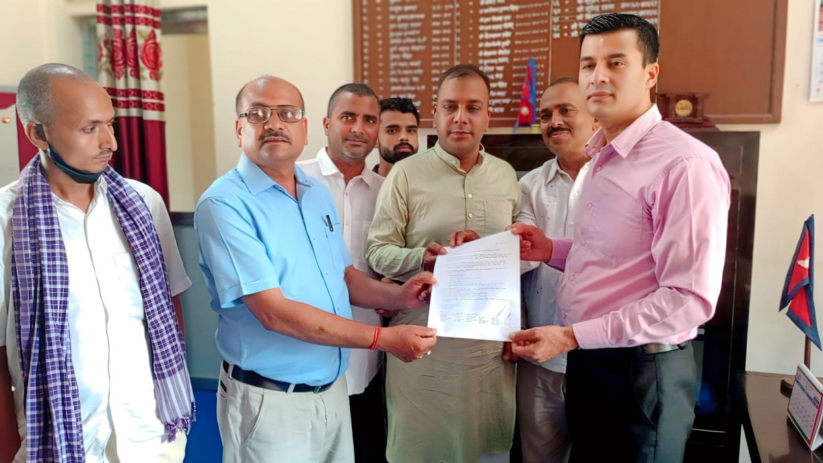 जिल्ला प्रशासन कार्यालयमार्फत प्रधानमन्त्रीको ध्यानाकर्षण गराउँदै कांग्रेस नेताहरू।