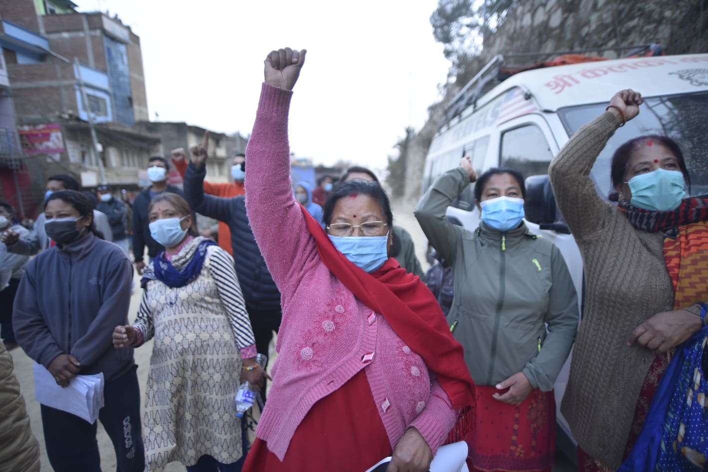 बालाजु बाइपासका सडक विस्तार पीडितहरू सोमबार सरकारी अतिक्रमणविरूद्ध प्रदर्शन गर्दै। तस्बिर: नारायण महर्जन/सेतोपाटी