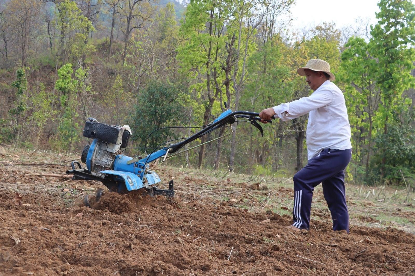 अर्घाखाँचीको शीतगंगा नगरपालिका मान्द्रेमा हाते ट्याक्टर चलाइरहेका विप्लव। तस्बिरः उनकै सचिवालय।